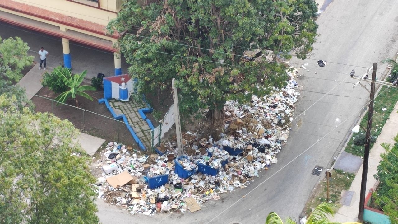 Uncollected garbage next to a Cuban flag monument