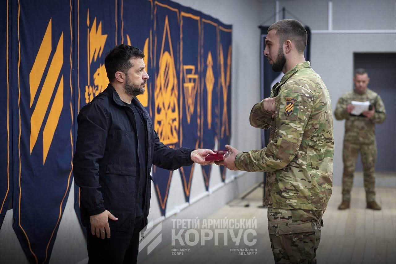 President Volodymyr Zelensky presents a state award to a Third Army Corps soldier